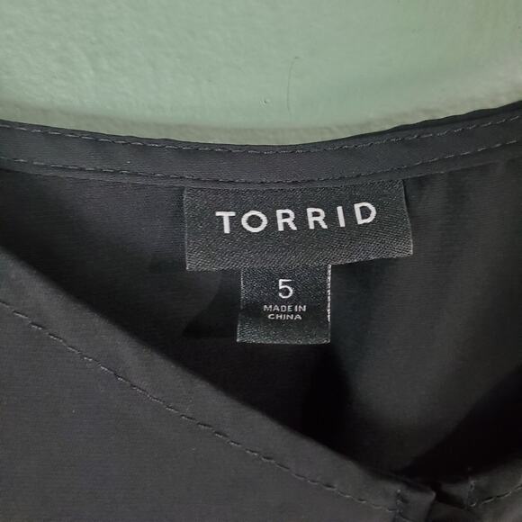 Torrid Womens Black Studio Crepe de Chine Lace Trim Button Front Tank Size 5 - Picture 3 of 6